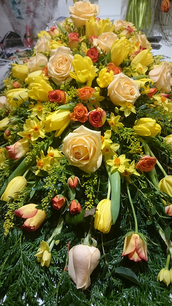 Oadby Funeral Flowers, Wigston Funeral flowers, Leicester funeral flowers, Peach & yellow, spring flower Casket spray