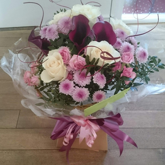 Oadby florist, Wigston florist, Pink spray roses, white avalanche roses, spray chrysanthemums, handtied bouquet