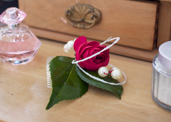 Oadby florist, Wigston Florist, Leicester wedding flowers, Hot pink ranunculus and pearl, wedding haircomb