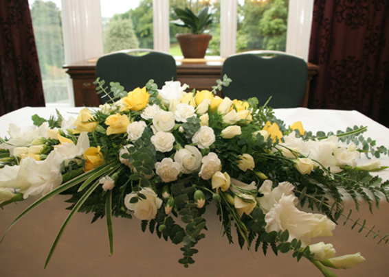 Oadby florist, Wigston Florist, Leicester wedding flowers, lemon and white top table arrangment, gladioli and roses