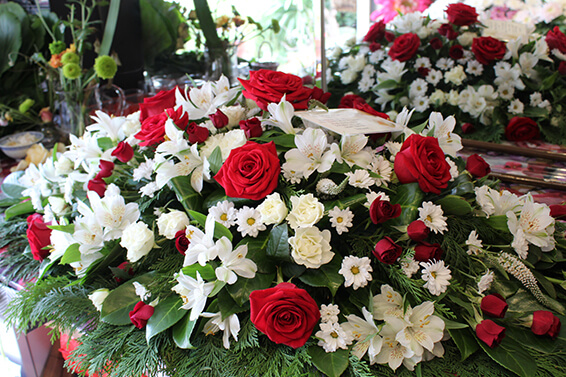 Oadby Funeral Flowers, Wigston Funeral flowers, Leicester funeral flowers, Red and white flower Casket spray, Liverpool FC