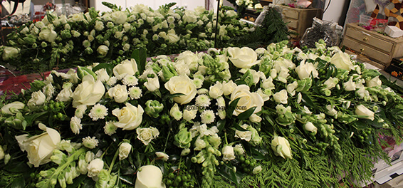 Oadby Funeral Flowers, Wigston Funeral flowers, Leicester funeral flowers, White flowers, garden style Casket spray