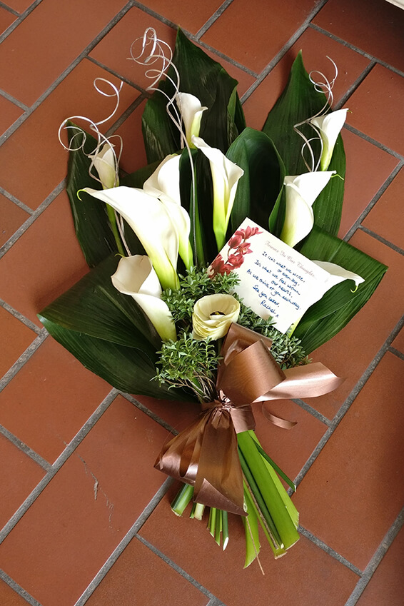 Oadby Funeral Flowers, Wigston Funeral Flowers, Tied Sheaf Tribute with calla lilies.