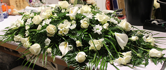 Oadby Funeral Flowers, Wigston Funeral Flowers, Leicester funeral flowers, White flowers & calla lily casket spray, strong greenery