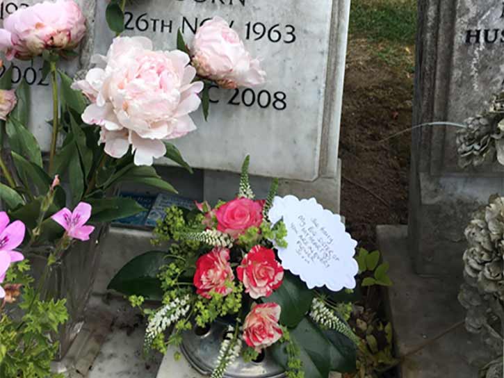 Oadby florist, Wigston florist,Leicester florist, posy sympathy tribute by gravestone, memoriam tribute