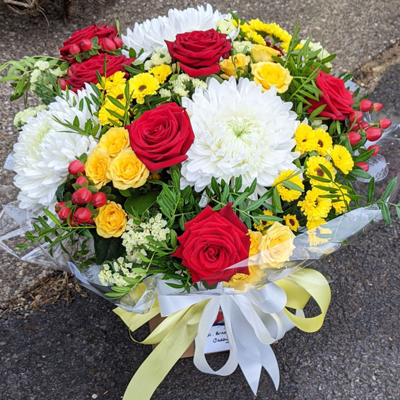 Oadby florist, Wigston florist, Red rose and mixed colour flowers with berries, handtied bouquet