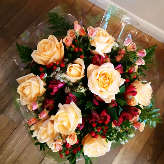 Oadby florist, Wigston florist, Peach roses, roses, hypericum, red alstroemeria, handtied bouquet