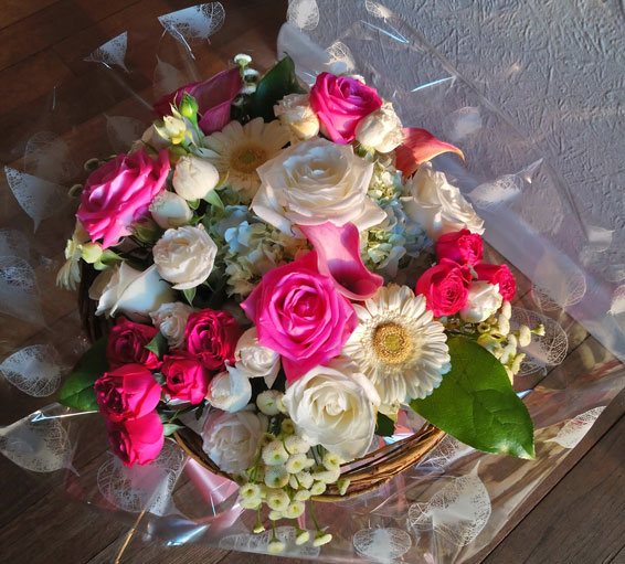 Oadby florist, Wigston florist, Pink and white roses, calla lily, gerbera handtied bouquet