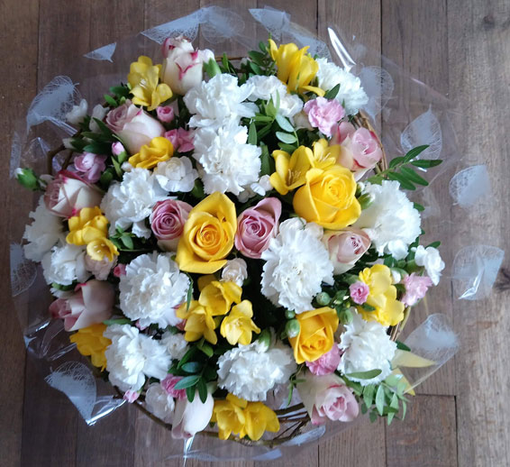 Oadby florist, Wigston florist, White carnation and pastel roses, round handtied bouquet