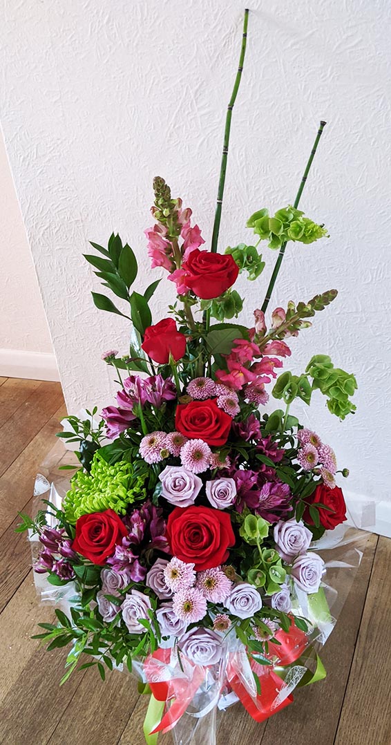 Oadby florist, Wigston florist, Colourful flowers, lilac roses, red roses, vertical handtied