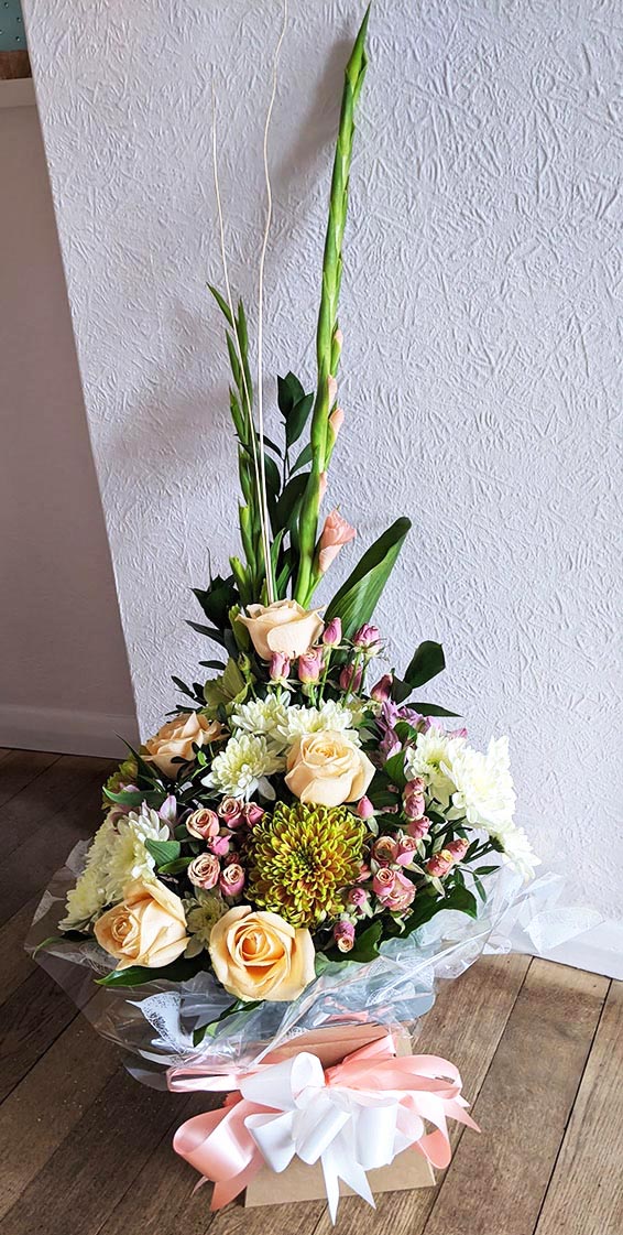 Oadby florist, Wigston florist, Pale peach mixed flower, vertical handtied bouquet