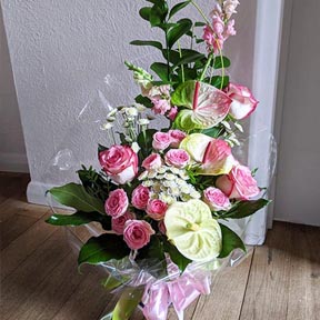 Oadby florist, Wigston florist, vertical handtied bouquet, with gladioli, roses and berries in white