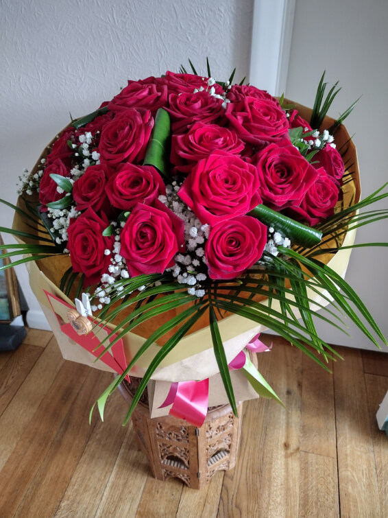 Oadby florist, Wigston florist, Hot pink roses, round handtied bouquet