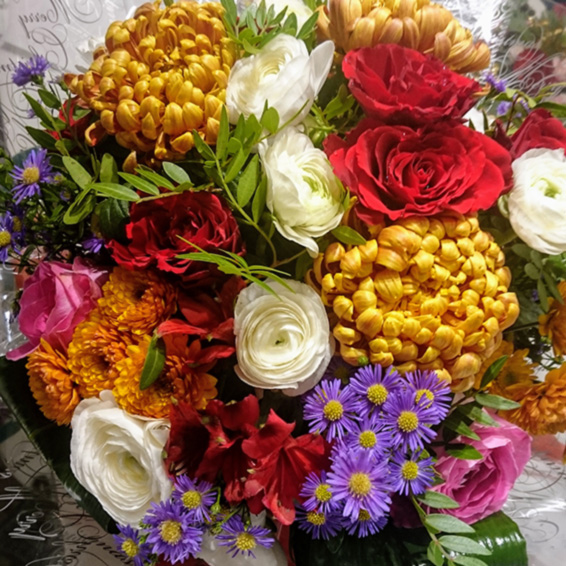 Oadby florist, Wigston florist, Gold bloom chrysanthemums, red roses, white ranunculus, handtied bouquet