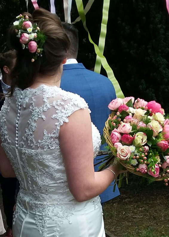 Oadby florist, Wigston Florist, Leicester Wedding flowers, Bride's bouquet, peonies, roses and hypericum, pearls
